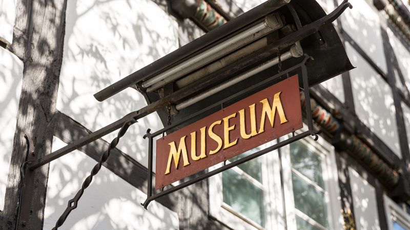 Schild "Museum" am historischen Gebäude des Geseker Heimatmuseums