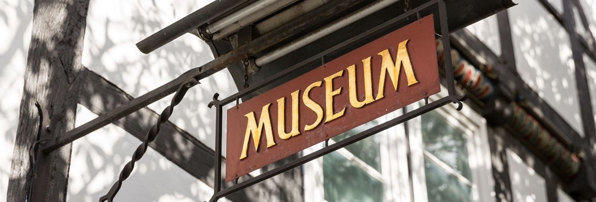 Schild "Museum" am historischen Gebäude des Geseker Heimatmuseums