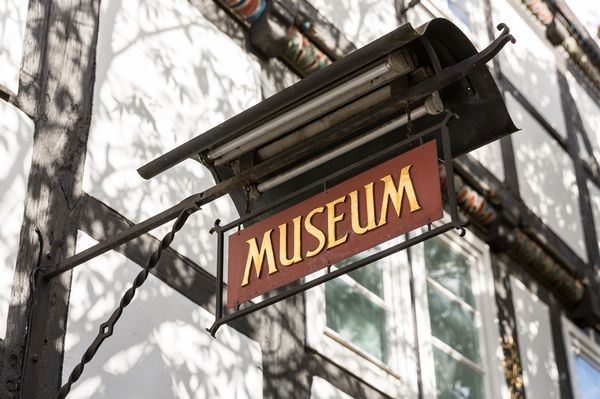 Schild "Museum" am historischen Gebäude des Geseker Heimatmuseums