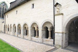 Kreuzgang an der Stiftskirche St. Cyriakus