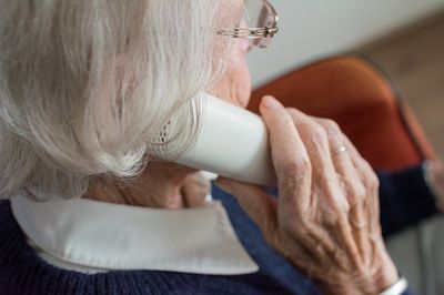 Seniorin mit Telefon