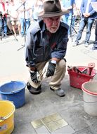 Künstler Gunter Demnig, der Mitte der 1990er Jahre das Projekt "Stolpersteine" ins Leben gerufen hat, verlegte die fünf Steine für Ferdinand, Ida, Werner, Norbert und Gerhard Kronenberg.