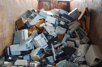 Entsorgte Computer in einem Recyclingcontainer